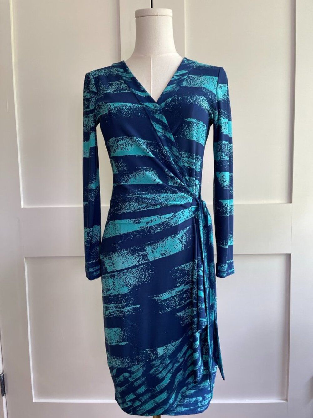 BCBG MAX AZRIA Petite Blue Abstract Print Wrap Dress SP
